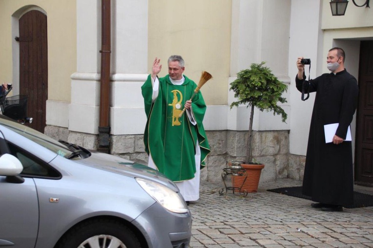 Poświęcenie samochodów we Wschowie