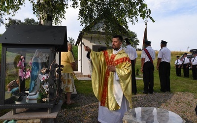 Poświęcenie odnowionej kaplicy i jej otoczenia.