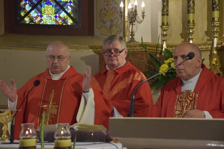 W dniu odpustu kapłani modlili się za parafian i za budowniczego świątyni.