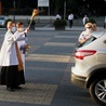 Poświęcenie pojazdów obok radomskiej katedry, tak jak i w innych parafiach łączy się ze zbiórką datków na zakup środków transportu dla misjonarzy.