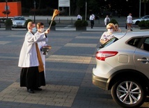 Poświęcenie pojazdów obok radomskiej katedry, tak jak i w innych parafiach łączy się ze zbiórką datków na zakup środków transportu dla misjonarzy.