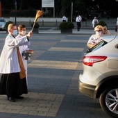 Poświęcenie pojazdów obok radomskiej katedry, tak jak i w innych parafiach łączy się ze zbiórką datków na zakup środków transportu dla misjonarzy.