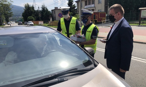 Przypomnienie o bezpieczeństwie oraz prezenty czekały na kierowców.