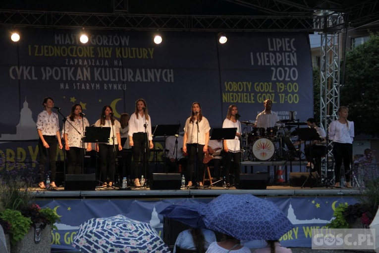 Gorzów Wlkp. Koncert zespołu Nowonarodzeni przy katedrze
