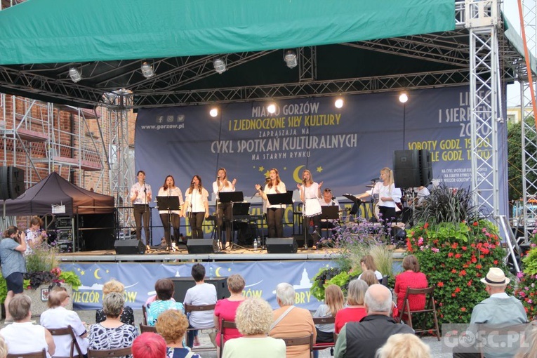 Gorzów Wlkp. Koncert zespołu Nowonarodzeni przy katedrze