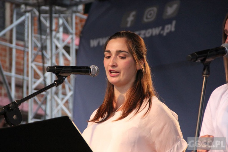 Gorzów Wlkp. Koncert zespołu Nowonarodzeni przy katedrze