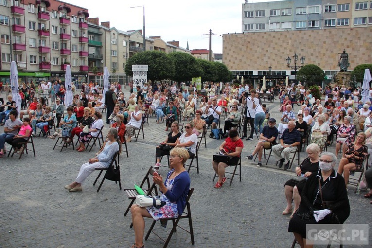 Gorzów Wlkp. Koncert zespołu Nowonarodzeni przy katedrze