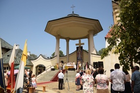 Msza św. na placu klasztornym.