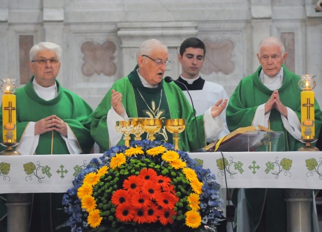 Koncelebra pod przewodnictwem kard. Zenona Grocholewskiego. Z lewej ks. Stanisław Pindera, z prawej ks. prof. Wojciech Górlaski.