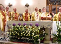 Jubilat przy jednym ołtarzu z bp. Markiem i zaprzyjaźnionymi kapłanami.