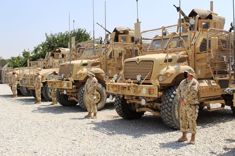 Poświęcenie pojazdów polskich żołnierzy w Afganistanie