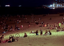 Hiszpania: Fiesta przeniosła się na skwery i plaże