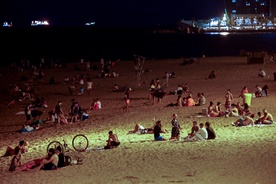 Hiszpania: Fiesta przeniosła się na skwery i plaże