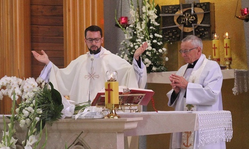 Ks. Dawid Hilus z ks. proboszczem Januszem Gackiem przy ołtarzu w Pisarzowicach.