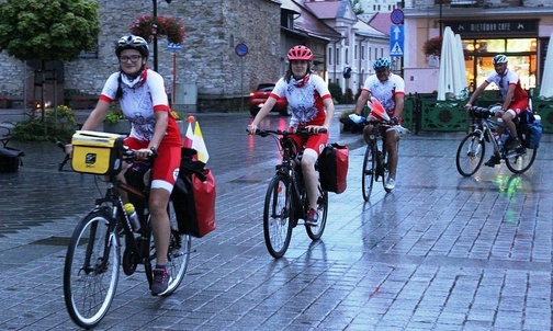 Rowerzyści na żywieckim Rynku.