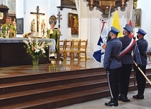 Uroczystość rozpoczęła się od wprowadzenia sztandaru i odegrania hymnu Polski.