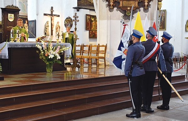 Uroczystość rozpoczęła się od wprowadzenia sztandaru i odegrania hymnu Polski.