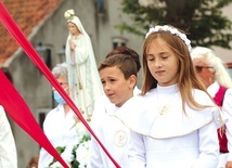 ►	Wydarzenie zakończyła procesja eucharystyczna wokół kościoła.