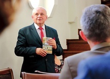 ▲	Burmistrz Wiesław Śniecikowski prezentuje broszurę o mieście i regionie, którą przygotowali wolontariusze,  pasjonaci lokalnej historii. 