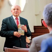 ▲	Burmistrz Wiesław Śniecikowski prezentuje broszurę o mieście i regionie, którą przygotowali wolontariusze,  pasjonaci lokalnej historii. 