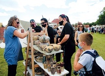 ▲	Rekonstruktorów łączy jedna pasja – mówią o sobie, że są jedną wielką rodziną. 