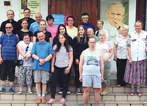 Wiara i Światło to międzynarodowy ruch świecki związany z Kościołem katolickim, oparty na pracy z osobami niepełnosprawnymi intelektualnie.