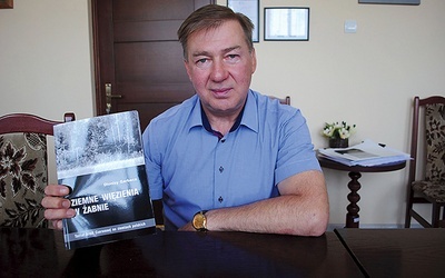 Jan Pyrkosz prezentuję książkę o obozie w Żabnie.