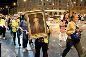 Pątnicy w nocnej wędrówce modlili się m.in. o głębsze poznanie tajemnicy Eucharystii.