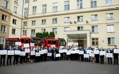 Przedstawiciele gmin, którzy odebrali promesy na zakup wozów strażackich.
