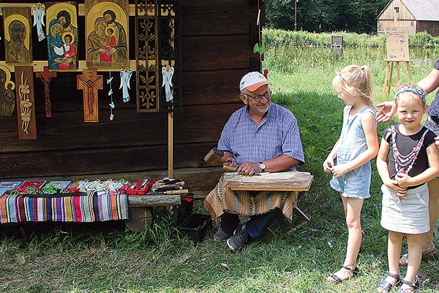 ▲	Andrzej Sławiński przy pracy.