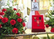 Po bohaterskim żołnierzu zachowało się kilka pamiątek, m.in. odznaczenia i szabla.