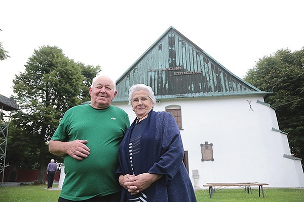 Alicja i Stanisław Dadejowie od lat opiekują się kościołem na szczycie.