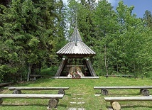 Kaplica znajduje się na polanie, z której można podziwiać górskie widoki.