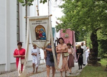 ▼	Po Mszy św. wierni przeszli w procesji eucharystycznej dookoła kościoła. 