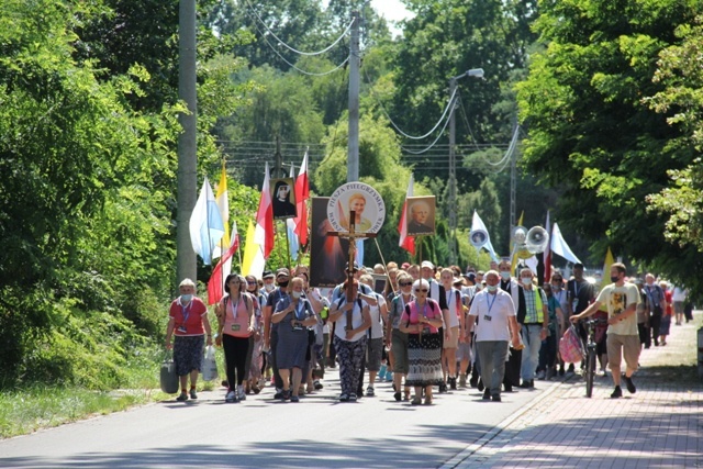 Pątnicy po nocnym marszu dotarli do Domu św. Faustyny 