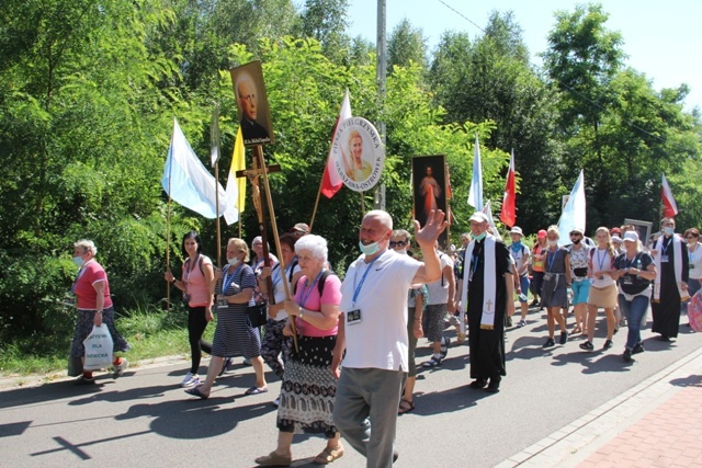 Pątnicy po nocnym marszu dotarli do Domu św. Faustyny 