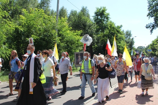 Pątnicy po nocnym marszu dotarli do Domu św. Faustyny 