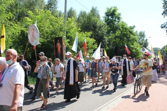 Pątnicy po nocnym marszu dotarli do Domu św. Faustyny 