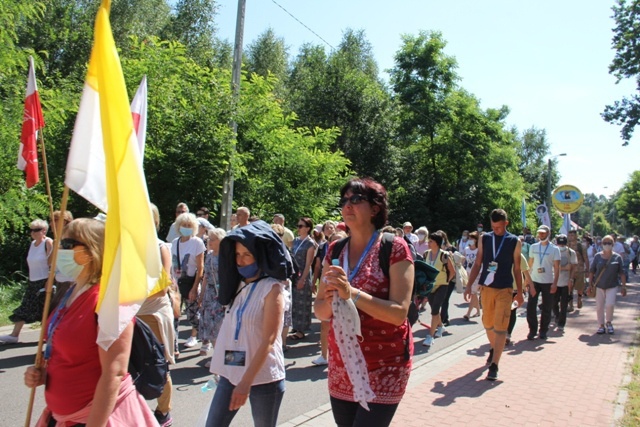 Pątnicy po nocnym marszu dotarli do Domu św. Faustyny 