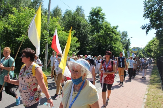 Pątnicy po nocnym marszu dotarli do Domu św. Faustyny 