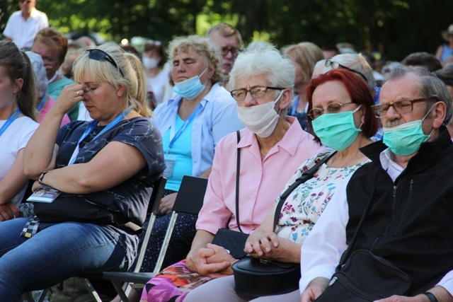 Pątnicy po nocnym marszu dotarli do Domu św. Faustyny 