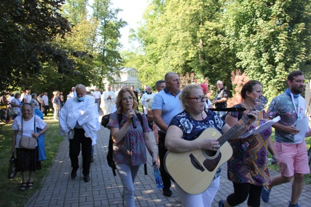 Pątnicy po nocnym marszu dotarli do Domu św. Faustyny 