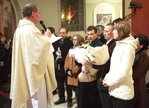 ▲	Celebracja sakramentu w parafii św. Jadwigi w Chorzowie.