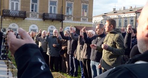 Mężczyźni modlą się na ulicach Radomia.