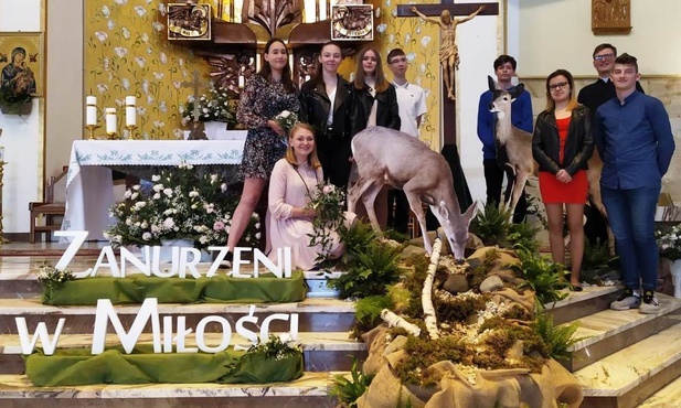 Uczestnicy złotołańskich rekolekcji z ks. Marcinem Hałasem.