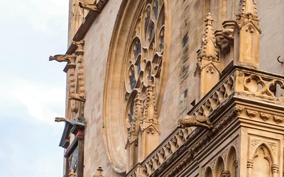 Katedra w Lyonie nie należy do najbardziej okazałych. Jest bardziej wymagająca dla tych, którzy chcą odkryć piękno gotyku.