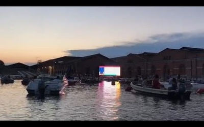 Venezia, magia all’Arsenale per il primo drive-in in barca