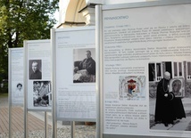 Wystawa przy kościele zdrojowym w Krynicy.