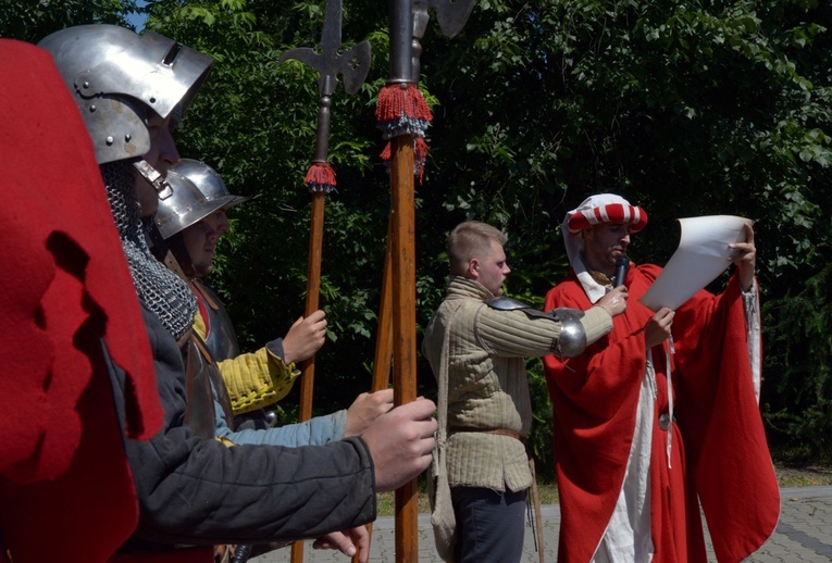 Rekonstruktorzy z Chorągwi Rycerstwa Sandomierskiego odtworzyli scenę odczytania i wręczenia przywileju królewskiego dla nowego miasta, Łęgonic.