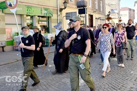 Wychodzący ze Świdnicy pielgrzymi wraz z odprowadzającymi ich mieszkańcami.